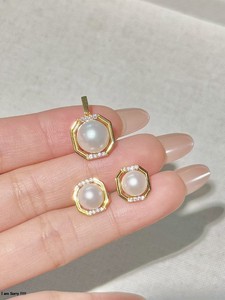 ชุดเครื่องประดับ UM Jewelry เงินแท้ 925 ประดับมุกธรรมชาติ ดีไซน์ Versailles Golden Window ต่างหูและจี้ สำหรับทุกเพศ เหมาะเป็นของขวัญในชีวิตประจำวัน - Product Image 1