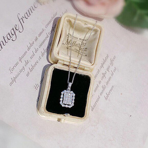 Collana con Ciondolo Quadrato Cavo per Donne, Catena Semplice e Trendy per Clavicola, Accessorio Leggero per Uso Quotidiano - Product Image 3