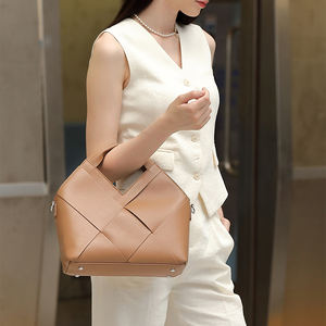 กระเป๋าโท้ทหนังแท้ถักลายยอดนิยม ดีไซน์สามเหลี่ยมกลับหัว แฟชั่น กระเป๋านุ่ม สะพายข้างหรือถือได้ สำหรับผู้หญิง - Product Image 2