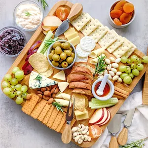 Vente en gros de service de fromage avec logo personnalisé planche de charcuterie en bambou ensemble de planches de fromage pour cadeau de pendaison de crémaillère