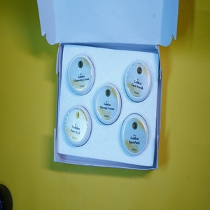 Kit Facial Golden Glow 5 en 1 Antienvejecimiento, Aclarante, Set de Cuidado de la Piel, Exfoliante de Limpieza Profunda, Crema de Masaje, Mascarilla Facial, Tratamiento Facial - Product Image 1