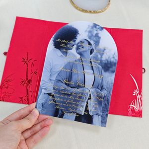 Caja de Invitación de Lujo Personalizada Roja Ecológica con Relieve, Doble Puerta, Cubierta de Tela, Tarjeta Fotográfica y Emblema Dorado para Invitaciones de Boda - Product Image 3