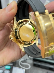 Reloj de Lujo Estilo V3 de ARF Factory en Oro |   Reloj de Diseño para Hombre con Correa de Goma - Product Image 6