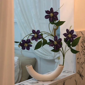 Arrangement de fleurs artificielles Clematis, vase en céramique violet foncé à 5 têtes, décoration moderne pour la maison et les accessoires de mariage - Product Image 1