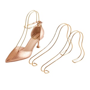 Présentoir de chaussures à talons hauts en acier inoxydable titane doré, support de chaussure élastique en métal or rose pour boutique exclusive - Product Image 1