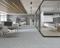 Dalles de moquette haut de gamme à dossier coussiné en stock – Revêtement de sol modulaire de luxe pour un confort supérieur et une isolation acoustique optimale pour les résidences haut de gamme