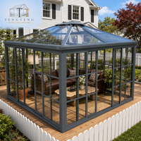 Véranda moderne en aluminium et verre rétractable, conçue avec un toit rétractable motorisé et de grands panneaux de verre pour les jardins domestiques