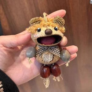 Ornement d'ours en noix naturel fait main, adorable breloque suspendue en forme d'ours avec son clochette, pendentif écologique artisanal pour sac et voiture - Product Image 4
