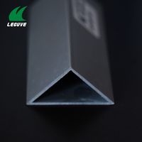 Profilé PVC rigide personnalisé en usine, couleur sur mesure, bande d'angle triangulaire creuse en plastique, résistante aux acides, écologique pour le béton