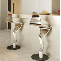 Tabouret de bar design en forme de S, sculptural et unique, pour îlot de cuisine et comptoir de bar commercial
