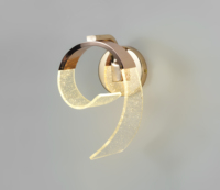 Lampe murale LED spirale en aluminium doré de luxe italienne tendance 2026 pour la décoration moderne des hôtels et des chambres à coucher