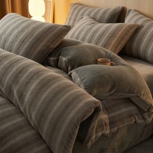 Seprai gaya Vintage musim dingin Set penutup selimut mawar hitam pengiriman Drop seprai datar sarung bantal flanel hangat Set tempat tidur tebal - Product Image 6