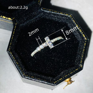 Anello a Forma di T con Moissanite per Donne, Gioiello Minimalista ed Elegante per l'Indice - Product Image 5