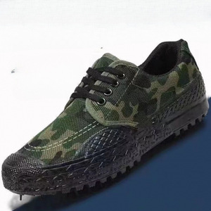 รองเท้าทำงานลายพรางสำหรับผู้ชาย รองเท้าเพื่อความปลอดภัยพื้นยางหนาสำหรับงานก่อสร้างกลางแจ้ง - Product Image 1