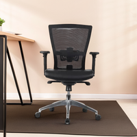 Fauteuil pivotant de luxe ergonomique avec dossier en tissu maillé, support lombaire moderne réglable, accoudoirs réglables en hauteur et roulettes.