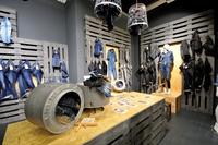 Présentoir de jeans en métal, meuble d'exposition sur pied, table de vêtements en bois