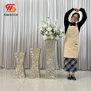 Centro de Mesa Metálico Dorado con Forma de Reloj de Arena para Decoración de Bodas y Eventos - Product Image 1