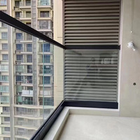 Moderner Minimalistischer Glasgeländer-Stil Aluminium-Legierung Bodenmontierter Treppenhandlauf Voreingebettetes Rahmenloses Design für Balkone