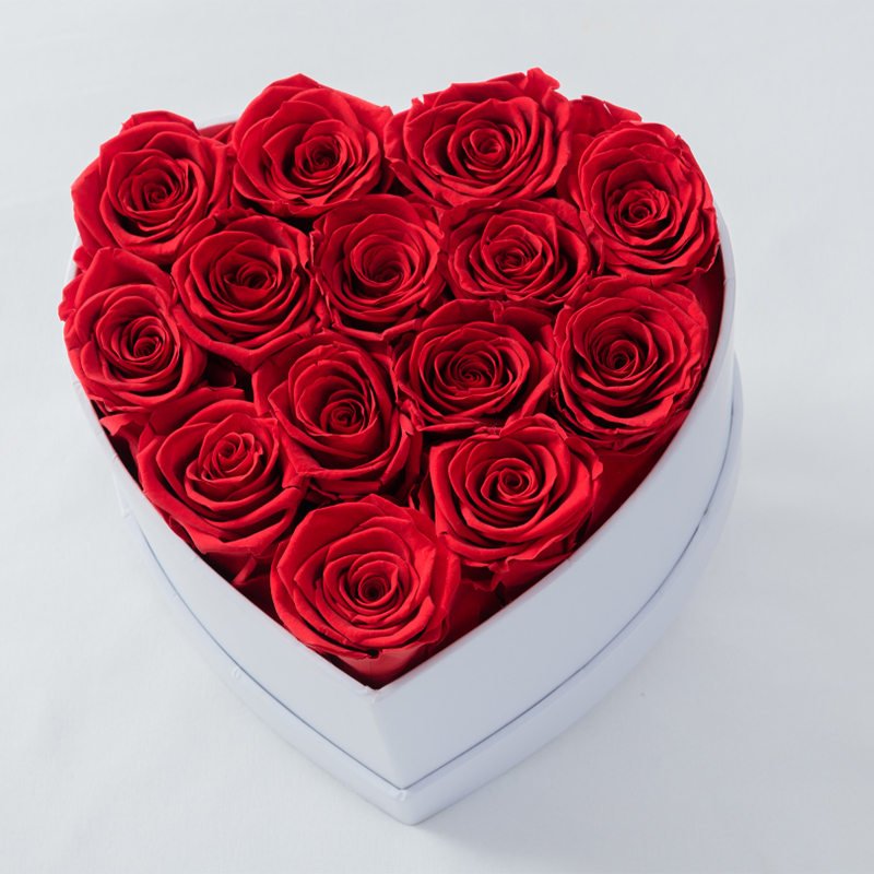 14 rose dans la boîte coeur