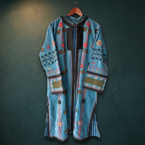Manteau long en velours bleu clair fait main sur mesure, avec des motifs floraux rouges et verts et des formes géométriques gris foncé - Product Image 5