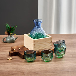Ensemble <span class=keywords><strong>de</strong></span> saké japonais artisanal et durable - Carafe en verre martelé à paroi épaisse et verres <span class=keywords><strong>de</strong></span> 60 ml pour le service du saké froid - Product Image 3