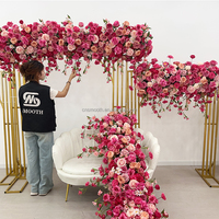 Rangée de fleurs artificielles roses, oranges, hortensias et delphiniums pour allée de mariage, arrangement floral long pour le sol