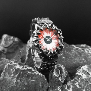 Reloj de Cuarzo Circular Oscuro y Elegante Personalizado con Garras Imponentes - Product Image 3