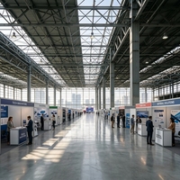 Salle d'exposition en structure métallique préfabriquée, bâtiment préfabriqué moderne pour salons professionnels et espaces événementiels