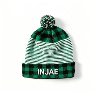Gorro de punto personalizado con logo INJAE, diseño a cuadros, con pompón, para invierno, con ribete, cálido, de acrílico, para hombre y mujer, para actividades al aire libre. - Product Image 3