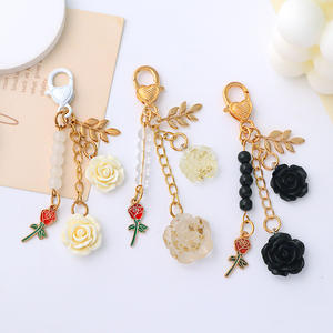 พวงกุญแจรูปดอกกุหลาบและดอกคามิเลียสำหรับแขวนกระเป๋า ผู้หญิง ดีไซน์หวาน ประดับมุก พู่ห้อย ใบไม้โลหะ ตกแต่งกระเป๋า อุปกรณ์ตกแต่งภายในรถยนต์ - Product Image 3