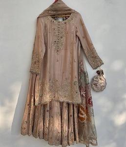 Lehenga de qualité supérieure avec long ensemble Kurti & Dupatta pour femmes tenue de fête de mariage ethnique indienne traditionnelle - Product Image 1