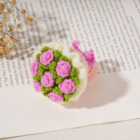 Buket Bunga Mini Rajutan Crochet dari Benang Mawar Buatan Tangan Hadiah Hari Valentine Hari Guru Model Bunga di Tangan
