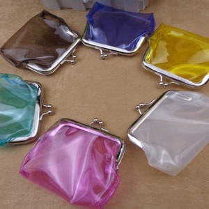 Porte-monnaie transparent minimaliste avec des lignes épurées et un cadre en métal poli, adapté aux situations professionnelles ou décontractées - Product Image 4