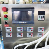 Machine de remplissage de liquides automatique électrique à 8 têtes à pompe magnétique contrôlée par PLC pour bouteilles en verre, eau, jus, boissons