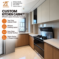 Meubles de cuisine en bois sur mesure avec unités murales intégrées et aménagement d'angle pour projets d'aménagement intérieur résidentiel contemporain