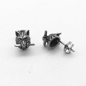 Pendientes con diseño de cabeza de lobo de Yunnique, de acero titanio, diseño de espada, estilo retro, joyería de moda. - Product Image 4