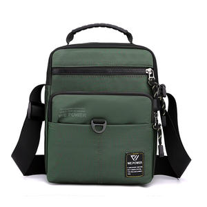 กระเป๋าสะพายไหล่ไนลอนกันน้ำสำหรับผู้ชาย สีเขียวเข้ม สีพื้น กระเป๋าซิปด้านใน กระเป๋าเดินทางพักผ่อน กระเป๋าสะพายข้าง - Product Image 2