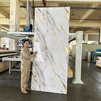 Panel de pared de hoja de mármol de PVC con patrón de línea dorada 4 '8 "resistente a los rayos UV impermeable estilo europeo hoja de mármol función ignífuga