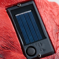 Lumière en résine d'oiseau cardinal rouge à énergie solaire dans une cage, piquet de jardin avec lumière LED, décoration de Noël en plein air pour la cour, le chemin