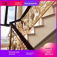 Rampe d'escalier de luxe moderne en alliage d'aluminium-magnésium doré, colonne au sol pour villa intérieure, installation sans mesure