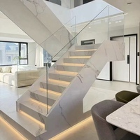 Escalier en marbre et en acier avec bande de roulement en quartz antidérapante et lumière LED Design élégant à bas prix vente en gros