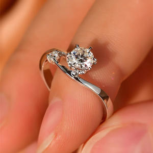 Anello da Donna in Oro Bianco con Diamante Taglio Brillante Rotondo Colore G Naturale, Anello di Fidanzamento con Diamanti Laterali - Product Image 4