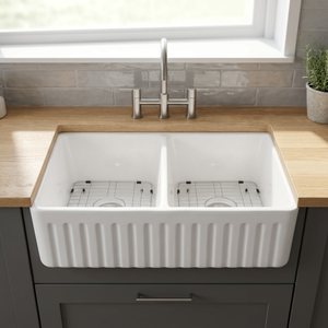 Évier de cuisine moderne rectangulaire en porcelaine blanche à double bac avec robinet en laiton à deux trous intégré et finition polie - Product Image 3