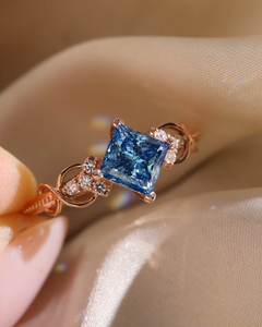 Anillo de Diamantes Azules con Corte Princesa en Oro Rosa y Diamantes Laterales, Joyería Romántica de Compromiso para Mujer - Product Image 3