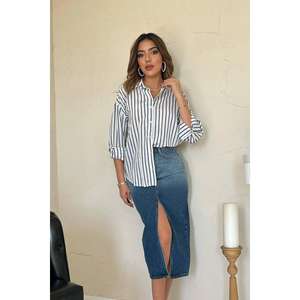 Camisa de mujer a rayas azul marino con botones, estilo casual de popelina para el día a día, con abertura frontal y manga larga - Product Image 2