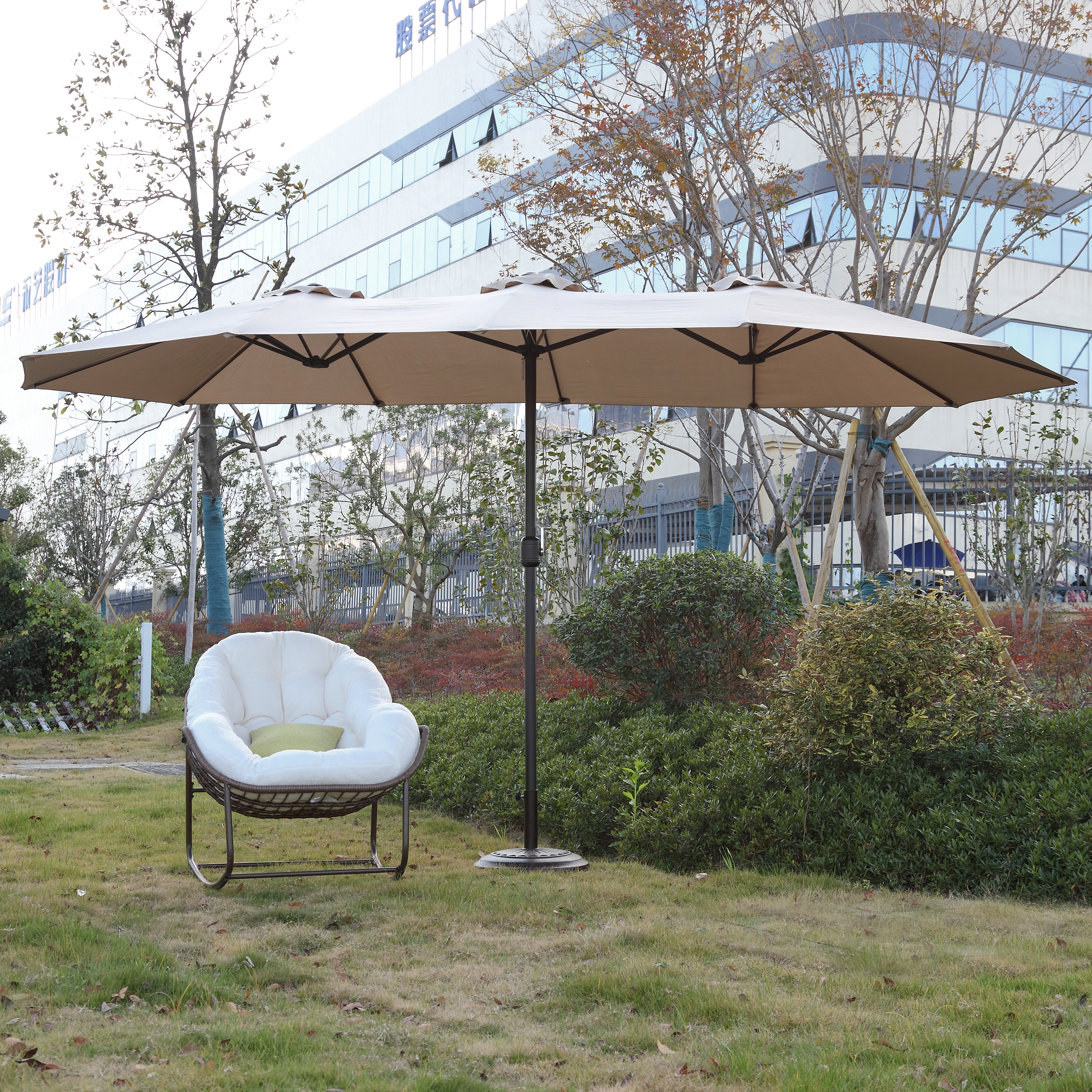Kaki + Acier + Jardin et Extérieur