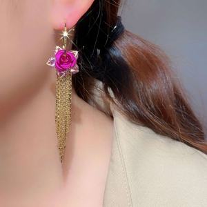 Boucles d'oreilles pendantes mi-longues à pompons, motif fleur de rose, style européen et américain haut de gamme, plaqué or, élégantes et polyvalentes, pour un look luxueux et raffiné. - Product Image 3