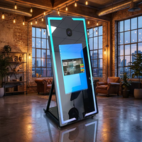 Stasiun Photo Booth Cermin Ajaib Ultimate dengan Lampu LED Biru dan Layar Sentuh LCD untuk Sewa Acara Pesta Pernikahan