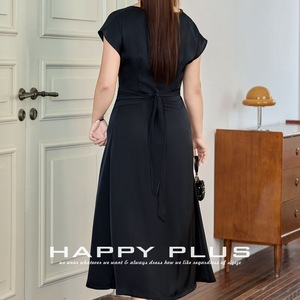 Robe Chic Asymétrique en Satin Cupro à Col Volanté et Taille Nouée Happy Plus N9226 Grande Taille Couleur Unie Petite Robe Noire - Product Image 3