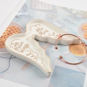 Bandeja de estilo hoja de plátano con borde dorado y plumas verdes oscuras: platos de cerámica para almacenamiento de baratijas de frutas y joyas de lujo - Product Image 4